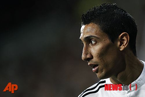 【마드리드(스페인)=AP/뉴시스】레알 마드리드의 미드필더 앙헬 디 마리아(26)가 잉글랜드 프리미어리그의 맨체스터 유나이티드(이하 맨유)의 유니폼으로 갈아입을 것으로 보인다. 사진은 지난 19일 아틀레티코 마드리드와의 슈퍼컵 당시 디 마리아 모습. (사진=AP/뉴시스DB) 2014.8.19.