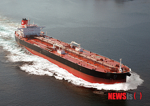 【통영=뉴시스】신정철 기자 = 경남 통영의 성동조선해양은 20일 아시아의 한 선사가 발주한 7만4500t급 탱커선(LR1 탱커) 2척을 수주했다고 밝혔다. 사진은 성동조선해양이 지난해 선주측에 인도한 동형의 탱커선 자료사진이다.2014.08.20.(사진=성동조선해양 제공) photo@newsis.com