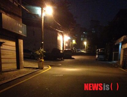 【서울=뉴시스헬스/뉴시스】 서울시 서초구의 어느 골목길. 최근 끊이지 않는 성범죄로 인해 많은 여성들이 어두운 밤길을 걸을 때 두려움을 느끼고 있다. 이보영기자 lby2@newsishealth.com