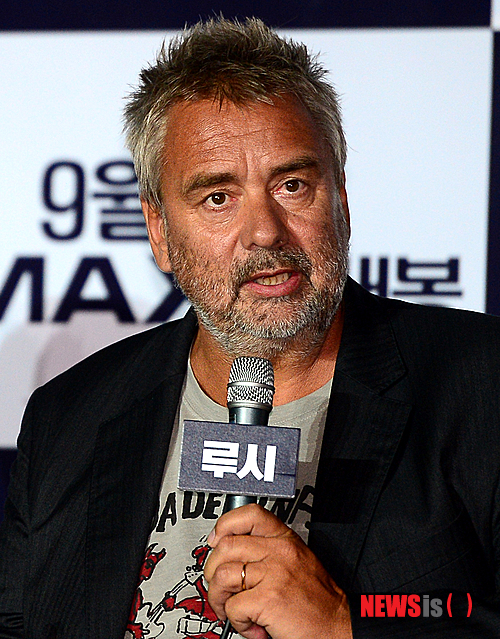 【서울=뉴시스】조성봉 기자 = 20일 오후 서울 용산구 CGV에서 열린 영화 ‘루시’ 언론시사회에서 뤽베송 감독이 인사말을 하고 있다. 영화 ‘루시’는 평범한 삶을 살던 여자 스칼렛요한슨(루시)이 어느날 절대악 최민식(미스터장)에게 납치되어 이용당하다가 우연히 모든감각이 깨어나게 된 후 평범한 인간의 한계를 벗어나 두뇌와 육체를 완벽하게 컨트롤하게 되는 이야기를 담고 있다. 2014.08.20. suncho21@newsis.com