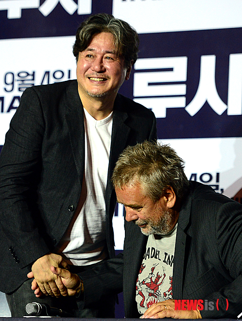 【서울=뉴시스】조성봉 기자 = 20일 오후 서울 용산구 CGV에서 열린 영화 ‘루시’ 언론시사회에서 뤽베송 감독과 배우 최민식(왼쪽)이 악수를 나누고 있다. 영화 ‘루시’는 평범한 삶을 살던 여자 스칼렛요한슨(루시)이 어느날 절대악 최민식(미스터장)에게 납치되어 이용당하다가 우연히 모든감각이 깨어나게 된 후 평범한 인간의 한계를 벗어나 두뇌와 육체를 완벽하게 컨트롤하게 되는 이야기를 담고 있다. 2014.08.20. suncho21@newsis.com