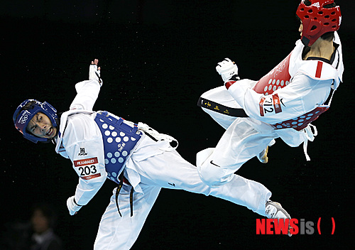 【런던=AP/뉴시스】런던올림픽 태권도 국가대표 이대훈(22·용인대)이 아시안게임 2연패와 재밌는 태권도라는 두 마리 토끼를 동시에 잡겠다고 말했다. 사진은 런던올림픽 당시 이대훈의 모습. 