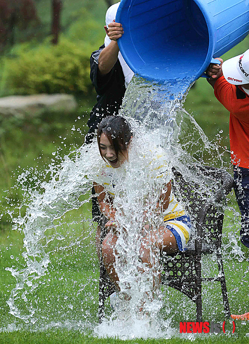 【서울=뉴시스】21일 경기도 양평 더스타휴 골프장에서 LA다저스 류현진 선수의 지명을 받은 김하늘 프로가 아이스 버킷 챌린지에 참여하고 있다. 아이스 버킷 챌린지를 마친 김하늘 프로는 가수 유이, 야구선수 윤석민, BC카드 서준희 사장을 지명했다. 2014.08.21. (사진=KLPGA 제공) photo@newsis.com