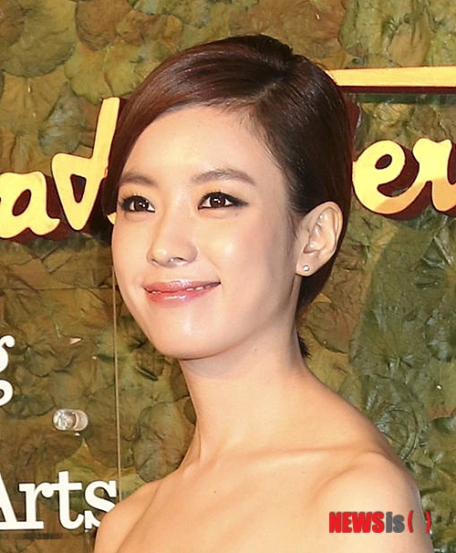 【서울=뉴시스】손정빈 기자 = 탤런트 한효주(27)가 영화 '뷰티 인사이드'에 출연한다.&nbsp; 소속사 BH 엔터테인먼트는 '뷰티 인사이드' 출연을 긍정적으로 검토하고 있다. 계약상의 세부사항 조율만 남았을뿐 사실상 출연을 확정했다는 의미다.&nbsp; '뷰티 인사이드'는 자고 일어나면 다른 사람으로 바뀌어버리는 남자가 한 여자를 사랑하면서 벌어지는 이야기다. 한효주는 매일 다른 사람으로 바뀌는 남자를 사랑하는 여자를 연기한다. CF와 뮤직비디오를 주로 연출해온 백종열 감독의 작품이다.&nbsp; 한효주는 최근 영화 '쎄시봉'(감독 김현석) 출연을 확정한 데 이어 일본의 이누도 이신 감독의 영화 '미러클 데비쿠로군의 사랑과 마법'에 출연했고, '묘향산관'(감독 문경원·전준호)에도 출연하는 등 바삐 뛰고 있다.&nbsp; '뷰티 인사이드'는 남자주인공 캐스팅을 곧 마무리하고 하반기에 촬영하는 것을 목표로 하고 있다.&nbsp; jb@newsis.com