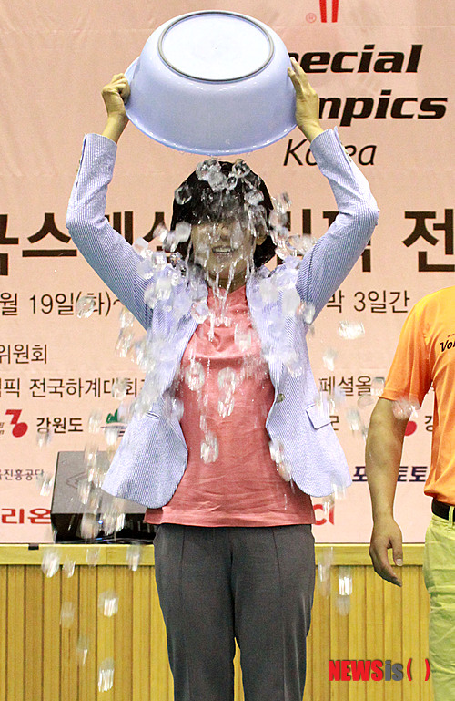 【횡성=뉴시스】박동욱 기자 = 21일 오후 강원 횡성군 국민체육센터에서 열린 11회 한국스페셜올림픽 전국하계대회 폐회식에서 나경원 위원장이 루게릭병(ALS) 알리기 자선모금 캠페인 '아이스 버킷 챌린지'에 참여해 얼음물을 몸에 끼얹고 있다. 나 위원장의 아이스 버킷 챌린지 참여는 새누리당 김용태 의원의 지목으로 이뤄졌으며, 나 위원장이 다음 순서로 지목한 3명 가운데 한규호 횡성군수, 스페셜올림픽 송기보 골프선수도 함께 얼음물을 뒤집어 썼다. 2014.08.21. (사진=나경원의원실 제공) photo@newsis.com