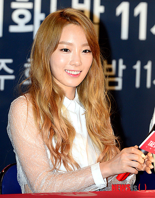 【서울=뉴시스】김진아 기자 = 걸그룹 태티서 태연이 22일 오후 서울 마포구 CJ E&M 센터 열린 온스타일 'THE 태티서' 제작발표회에서 미소짓고 있다.&nbsp; 태티서는 오는 25일 방송되는 온스타일 'THE 태티서'에서 언제 어디서나 화제를 몰고 다니는 그녀들의 스타일을 집중 분석하는 리얼리티 프로그램을 통해 일상을 공개할 예정이다. 2014.08.22.&nbsp; bluesoda@newsis.com