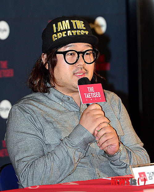 【서울=뉴시스】김진아 기자 = 김지욱 CP가 22일 오후 서울 마포구 CJ E&M 센터 열린 온스타일 'THE 태티서' 제작발표회에서 취재진의 질문에 답하고 있다.&nbsp; 태티서는 오는 25일 방송되는 온스타일 'THE 태티서'에서 언제 어디서나 화제를 몰고 다니는 그녀들의 스타일을 집중 분석하는 리얼리티 프로그램을 통해 일상을 공개할 예정이다. 2014.08.22.&nbsp; bluesoda@newsis.com