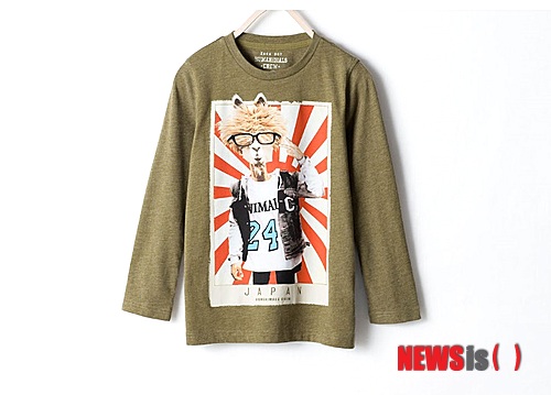 【서울=뉴시스】글로벌 SPA 패션 자라(ZARA) 미국 공식홈페이지에서 판매되는 '욱일기 티셔츠'. 일본 제국주의 상징인 욱일기가 인쇄된 티셔츠가 판매되는 것으로 발견돼 미국의 한인 온라인 커뮤니티를 중심으로 비난의 목소리가 높아지고 있다. (사진출처: 자라 공식홈페이지 캡쳐) 2014.8.22