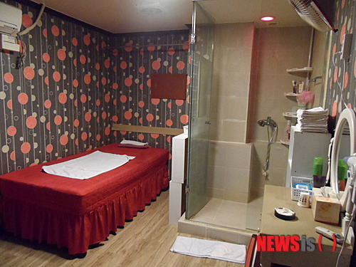 【창원=뉴시스】강승우 기자 = 경남 창원서부경찰서는 태국여성 4명을 고용해 성매매를 알선한 무허가 마사지업소 업주 A(35)씨와 태국여성 B(25)씨, C(28)씨 등 4명, 남자 종업원, 성매수남 등 7명을 성매매알선 등 행위의 처벌에 관한 법률 위반 혐의로 입건해 조사하고 있다고 25일 밝혔다.&nbsp; 지난해 8월부터 운영한 이 업소는 태국 정통마사지업소로 외부 간판을 내걸고 실제로는 성매매를 알선해 하루 평균 300만원가량의 부당이익을 챙겼던 것으로 조사됐다. 경찰은 외국여성을 고용해 성매매를 알선하는 이 같은 유해업소가 관내에 더 있을 것으로 보고 단속을 강화할 방침이다. 2014.08.25. (사진= 창원서부경찰서 제공)&nbsp; photo@newsis.com 