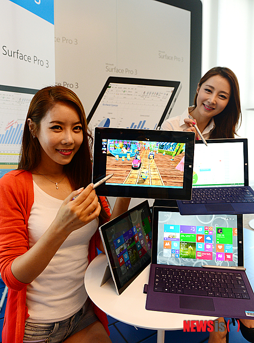 【서울=뉴시스】조성봉 기자 = 25일 오전 서울 종로구 중학동 한국마이크로소프트 사옥에서 열린 '서피스 프로 3(Surface Pro 3) 국내 공식 출시 발표' 행사에서 모델들이 제품을 선보이고 있다. 태블릿 '서피스 프로 3'는 노트북과 태블릿의 장점을 완벽히 결합한 마이크로소프트의 최신 디바이스로 4세대 인텔코어 프로세서를 탑재해 디바이스 성능을 더욱 강화했으며, 3:2 화면비, 2060x1440 픽셀의 초고해상도 디스플레이를 갖췄다. 2014.08.25. suncho21@newsis.com