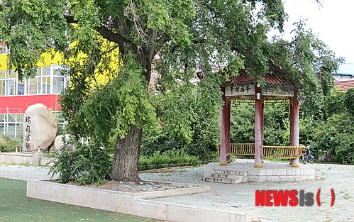 【진천=뉴시스】강신욱 기자 = 중국 지린성 옌지 룽징 용정실험소학교에는 서전서숙 옛터 표지석이 세워져 있다. 사진은 지난 11일 단재문화예술제전추진위원회 답사팀이 방문한 용정실험소학교. 정문이 닫혀 답사팀이 밖에서 찍었다. 2014.08.25. (사진=박걸순 교수 제공)&nbsp; photo@newsis.com 