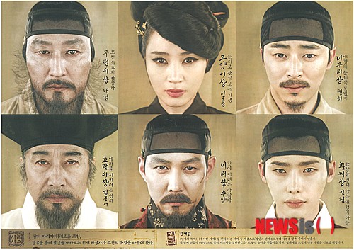 【서울=뉴시스】오제일 기자 = 영화 '관상' 제작사가 올해 말 방송 예정인 KBS 드라마 '왕의 얼굴'을 상대로 표절 의혹을 제기하며 법적 대응에 나섰다. KBS는 "'관상'과 '왕의 얼굴'은 전혀 다르다"고 반박했다. '관상' 제작사인 주피터필름은 25일 "'왕의 얼굴'은 '관상'의 독창적 표현방식을 그대로 도용한 것"이라며 KBS와 KBS미디어를 상대로 저작권 침해 및 부정경쟁행위 금지 가처분신청을 서울중앙지법에 냈다. 제작사는 "'관상'의 드라마 제작 및 편성을 위해 KBS미디어와 협의를 진행했으나 상호 계약 조건이 합의되지 않아 결렬됐다"며 "그런데 최근 KBS가 편성을 확정한 '왕의 얼굴'은 당시 협상이 결렬됐던 팀이 그대로 제작진으로 편입돼 관상 만의 독창적인 창작 요소들을 그대로 모방했다"고 주장했다. "'왕의 얼굴'은 침을 통해 주요 등장인물의 관상을 변형시키는 장면과 관상을 이용해 진짜 범인을 찾아내고 주요 등장인물을 장님으로 만드는 장면 등을 그대로 도용하고 있다"며 "이는 제작사의 저작권에 대한 중대한 침해행위"라고 지적했다. 또 "방송 드라마는 타사가 사용한 소재와 유사한 소재는 상당기간 사용하지 않는 것이 불문율이자 관행"이라며 "KBS가 '왕의 얼굴'을 방영할 경우 '관상'의 저작권자는 이를 드라마로 제작해 방영할 기회를 상실하게 된다"고 밝혔다. 그러나 KBS는 "'왕의 얼굴'은 영화 '관상'과는 인물과 시대 배경, 플롯과 갈등 구조, 표현 방식 등이 전혀 다른 드라마"라고 해명했다. "관상학은 영화 '관상' 이전에도 동양 문화권 사람들이 흥미로워하는 소재였고 관련 서적도 많이 나와 있다. 저작권의 보호대상인 구체적인 표현이 아닌 아이디어로 볼 수 있을 것"이라는 설명이다. '관상'의 드라마 제작 및 편성을 위해 협의했다는 부분에 대해서는 "'관상'의 드라마화와는 별개로 작품을 개발했다"고 반박했다. "'왕의 얼굴' 기획안과 대본은 영화 '관상' 개봉 전에 이미 완성됐고 캐스팅도 진행 중이었다. 완성된 기획안과 대본은 영화와는 완전히 다른 이야기의 서사구조 및 전개, 캐릭터를 띠고 있는 내용이었으며 이는 당시 캐스팅을 협의 중이던 기획사 관계자들도 알고 있다"고 덧붙였다. 한편, '관상' 제작사는 영화를 기획하던 2010년 12월부터 원소스 멀티유스 전략으로 소설과 드라마 제작 준비를 동시에 했다. 지난해 9월 영화 개봉일에 맞춰 소설을 출간했고 드라마 제작 및 편성을 위해 KBS미디어를 접촉, 협상했지만 결렬됐다. 이후 '관상' 제작사는 다른 드라마 제작사 및 방송사와 협의했으나 최근 KBS는 드라마 '왕의 얼굴'의 편성을 확정했다. kafka@newsis.com