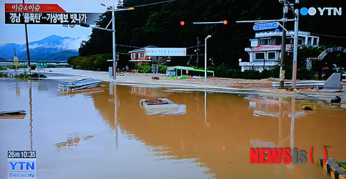 【서울=뉴시스】 지난 25일 오후 2시 50분께 경상남도 창원시 마산합포구 진동면 사동교에서 창원 71번 시내버스가 다리를 건너려다 거친 물살에 밀려나며 물에 빠지는 사고가 발생한 모습의 영상이 공개돼 안타까움을 주고 있다. 영상은 창원 71번 버스가 흙탕물 급류에 뒤로 밀리며, 잠시 후 다리 난간에 부딪히며 옆으로 기울어져 물에 잠기는 모습이 담겨 있다. 2014.08.26. (사진=YTN캡쳐)&nbsp; photo@newsis.com