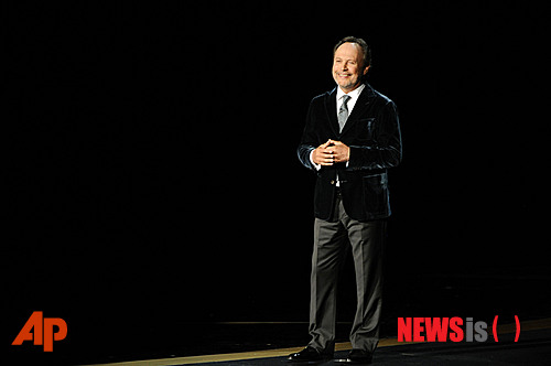 【캘리포니아=AP/뉴시스】제66회 에미상 시상식에서 평생 공로상을 받은 고 로빈 윌리엄스를 대신해 그의 오랜 친구 빌리 크리스털이 상을 받았다.