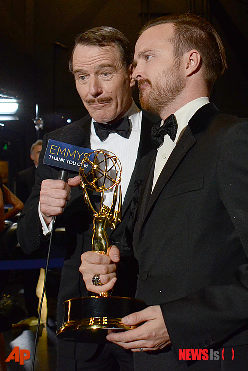 【캘리포니아=AP/뉴시스】드라마 '브레이킹 배드'로 제66회 에미상 시상식에서 남우주연상을 받은 브라이언 크랜스턴(왼쪽)과 남우조연상을 받은 애런 폴