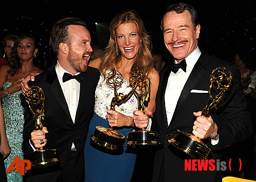 【캘리포니아=AP/뉴시스】제66회 에미상 시상식 드라마 부분 남우주연상을 받은 브라이언 크랜스턴, 여우조연상 안나 건, 남주조연상 애런 폴(오른쪽부터)