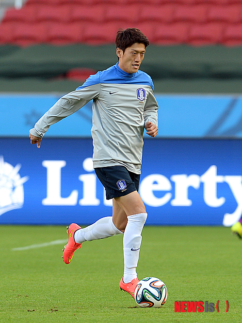 【포르투 알레그레(브라질)=뉴시스】'블루 드래곤' 이청용(26·볼턴)이 시즌 첫 도움을 기록하며 소속팀의 리그컵대회 3라운드 진출을 이끌었다. 사진은 지난 브라질월드컵 알제리전을 앞두고 훈련하고 있는 이청용 모습. (사진=뉴시스DB) 2014. 6.22.