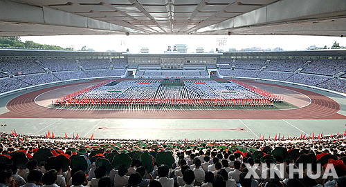 【평양=신화/뉴시스】27일 북한 조선중앙통신이 제공한 사진으로, 평양의 김일성경기장에서 청년결의대회가 열리고 있다. 통신은 이날 평양에서 청년결의대회 및 결의대행진 행사가 열렸다고 전했다. 2014.08.28