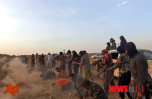 【타브카=AP/뉴시스】시리아 반군 이슬람국가(IS)의 라카 미디어 센터가 27일(현지시간) 공개한 사진으로 복면을 쓴 IS 단원들이 라카주(州) 타브카 공군기지에서 자신들 앞에 무릎 꿇린 남성 7명을 총살하고 있다. 시리아 공군기지에서 IS의 잔혹한 집단 처형 관련 사진들이 나오자 유엔 시리아 인권조사위원회는 이날 민간인에 대한 공격과 비인도적인 범죄를 저지른 IS를 규탄했다. 2014.08.28