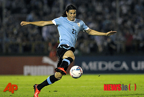 【몬테비데오(콜롬비아)=AP/뉴시스】우루과이 축구대표팀 공격수 에딘손 카바니(27·파리생제르맹)가 오는 9월 8일 오후 8시 고양종합운동장에서 예정된 한국과의 A매치 친선경기에 나설 23명의 우루과이 대표팀 명단에 포함됐다. 사진은 지난해 브라질월드컵 남미 예선 콜롬비아전 당시 카바니의 모습. (사진=AP/뉴시스DB) 2013.10.10.