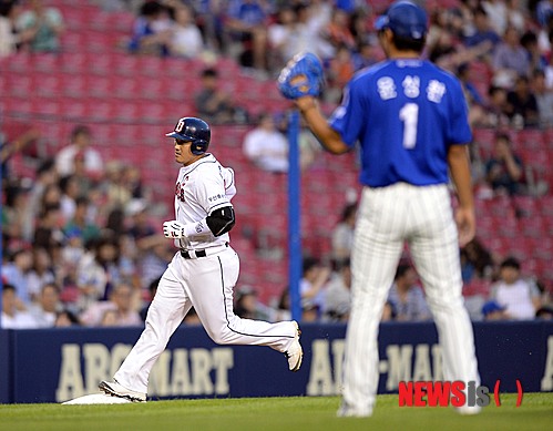 【서울=뉴시스】김인철 기자 = 28일 오후 서울 잠실야구장에서 열린 2014 한국야쿠르트 세븐 프로야구 삼성 라이온즈와 두산 베어스의 경기에서 1회말 2사 1루 두산 홍성흔이 좌중간 투런 홈런을 날리고 그라운드를 돌고 있다. 2014.08.28.&nbsp; yatoya@newsis.com