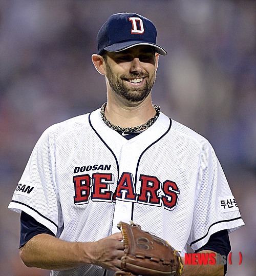 【서울=뉴시스】김인철 기자 = 28일 오후 서울 잠실야구장에서 열린 2014 한국야쿠르트 세븐 프로야구 삼성 라이온즈와 두산 베어스의 경기에서 5회초 2사 2, 3루 두산 선발 니퍼트가 삼성 채태인을 내야땅볼로 처리하고 미소 짓고 있다. 2014.08.28.&nbsp; yatoya@newsis.com
