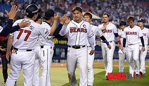 【서울=뉴시스】김인철 기자 = 28일 오후 서울 잠실야구장에서 열린 2014 한국야쿠르트 세븐 프로야구 삼성 라이온즈와 두산 베어스의 경기에서 6-5로 승리를 거둔 두산 선수들이 승리를 자축하고 있다. 2014.08.28.&nbsp; yatoya@newsis.com