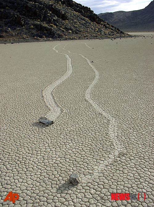 【데스밸리 국립공원=AP/뉴시스】미국 데스밸리 국립공원이 제공한 사진으로 캘리포니아주(州) 데스밸리 국립공원 내 마른 호수에 돌들이 저절로 움직이고 있다.뉴시스DB. 2014.08.31