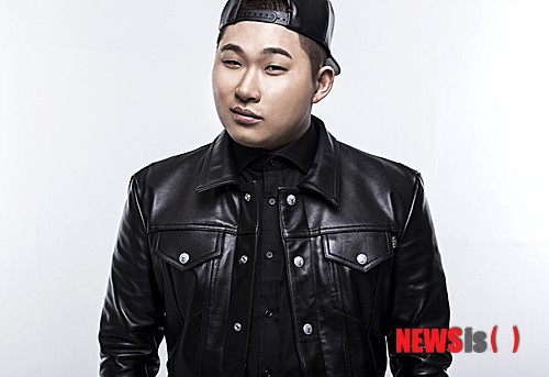 【서울=뉴시스】이재훈 기자 = 래퍼 스윙스(28·문지훈)가 소속사 브랜뉴뮤직과 결별한다. 브랜뉴뮤직에 따르면, 스윙스의 계약은 31일로 종료된다. 인디 신에서 활약하던 스윙스는 브랜뉴뮤직과 전속계약을 체결한 뒤 '듣고 있어?', '줄래', '불도저' 등의 히트곡을 냈다. 최근에는 가수 에일리와 듀엣곡 '어 리얼 맨(A Real Man)'을 발표하기도 했다. 브랜뉴뮤직은 "오랜 시간 재계약에 대한 논의를 계속했지만 스윙스의 독립 의사를 존중했다"면서 "스윙스와 브랜뉴뮤직은 향후 지속적인 협력관계를 계속 유지할 것"이라고 전했다. 스윙스가 주력할 독립 레이블인 저스트뮤직의 운영에 힘을 보탠다는 것이다. 저스트뮤직에는 래퍼 바스코, 노창, 기리보이, 씨잼, 블랙넛 등이 소속됐다. 한편, 스윙스는 엠넷의 래퍼 서바이벌 프로그램 '쇼미더머니' 시즌3에 프로듀서로 출연 중이다. realpaper7@newsis.com