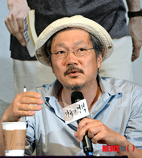 【서울=뉴시스】조수정 기자 = 영화 '자유의 언덕(HILL OF FREEDOM)' 시사회가 열린 29일 오후 서울 광진구 롯데시네마 건대입구에서 홍상수 감독이 취재진의 질문에 답하고 있다. 영화 자유의 언덕은 오는 9월 4일 개봉한다. 제71회 베니스국제영화제 오리종티 경쟁부문 진출작이며 제39회 토론토국제영화제 마스터즈 섹션 초청작, 제52회 뉴욕영화제 메인섹션 초청작이다. 2014.08.29. chocrystal@newsis.com