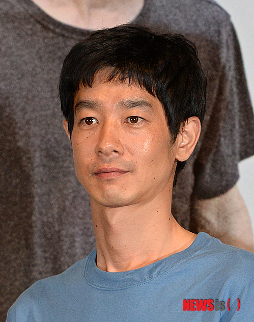 【서울=뉴시스】조수정 기자 = 홍상수 감독의 영화 '자유의 언덕(HILL OF FREEDOM)' 시사회가 열린 29일 오후 서울 광진구 롯데시네마 건대입구에서 배우 카세 료가 포즈를 취하고 있다. 영화 자유의 언덕은 오는 9월 4일 개봉한다. 제71회 베니스국제영화제 오리종티 경쟁부문 진출작이며 제39회 토론토국제영화제 마스터즈 섹션 초청작, 제52회 뉴욕영화제 메인섹션 초청작이다. 2014.08.29. chocrystal@newsis.com