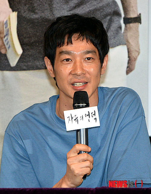 【서울=뉴시스】조수정 기자 = 홍상수 감독의 영화 '자유의 언덕(HILL OF FREEDOM)' 시사회가 열린 29일 오후 서울 광진구 롯데시네마 건대입구에서 배우 카세 료가 취재진의 질문에 답하고 있다. 영화 자유의 언덕은 오는 9월 4일 개봉한다. 제71회 베니스국제영화제 오리종티 경쟁부문 진출작이며 제39회 토론토국제영화제 마스터즈 섹션 초청작, 제52회 뉴욕영화제 메인섹션 초청작이다. 2014.08.29. chocrystal@newsis.com