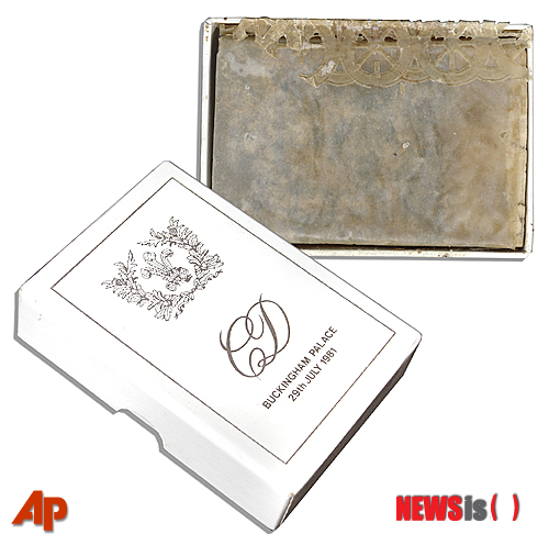 【로스앤젤리스=AP/뉴시스】미국 로스앤젤레스 소재 경매업체 '네이트 D. 샌더스'가 29일(현지시간) 제공한 사진으로 영국 찰스 왕세자와 고(故) 다이애나 왕세자비의 결혼케이크 조각. 이 경매회사는 이날 인터넷 경매에 내놓은 영국 찰스 왕세자와 고(故) 다이애나 왕세자비가 1981년 결혼식에서 사용한 이 케이크를 1375달러(약 139만4000원)에 팔았다. 이 케이크는 흰색과 은색으로 장식된 원형 선물상자에 담겼다. 2014.08.31