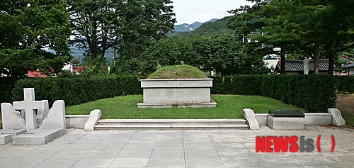 【괴산=뉴시스】강신욱 기자 = 충북 괴산군 연풍면 삼풍리 연풍순교성지에서 오는 20일 열리는 성 황석두 루카 탄생 200주년을 기념하는 성당 봉헌식을 앞두고 1일 황석두 루카 묘소가 모습을 드러내고 있다. 2014.09.01.&nbsp; ksw64@newsis.com 