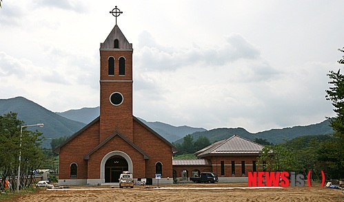 【괴산=뉴시스】강신욱 기자 = 충북 괴산군 연풍면 삼풍리 연풍순교성지에서 오는 20일 열리는 성 황석두 루카 탄생 200주년을 기념하는 성당 봉헌식을 앞두고 1일 기념성당이 모습을 드러내고 있다. 2014.09.01.&nbsp; ksw64@newsis.com 