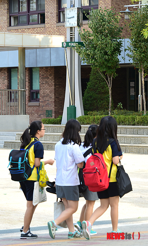 【수원=뉴시스】강종민 기자 = 9시 등교가 첫 시행된 1일 오전 경기 수원 매탄중학교 학생들이 교실로 향하고 있다. 이 학교는 1교시가 9시 15분에 시작됐다. 2014.09.01&nbsp; ppkjm@newsis.com