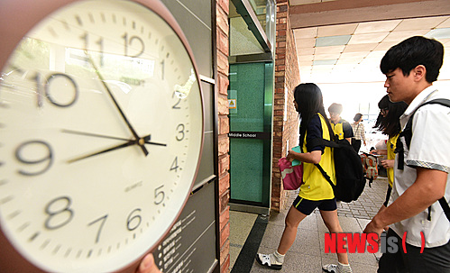 【수원=뉴시스】강종민 기자 = 9시 등교가 첫 시행된 1일 오전 경기 수원 매탄중학교 학생들이 교실로 향하고 있다. 이 학교는 1교시가 9시 15분에 시작됐다. 2014.09.01&nbsp; ppkjm@newsis.com