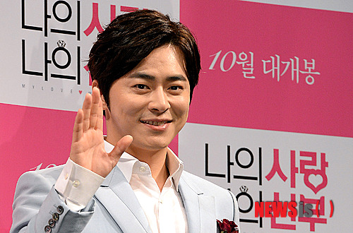 【서울=뉴시스】서재훈 기자 = 1일 오전 서울 압구정 CGV에서 영화 '나의 사랑 나의 신부'의 제작보고회가 열린 가운데 조정석이 포즈를 취하고 있다.&nbsp; 이날 제작발표회에는 임찬상 감독을 비롯해 조정석, 신민아, 라미란, 배성우, 윤정희, 고규필이 참석했다. 2014.09.01.&nbsp; jhseo@nesis.com