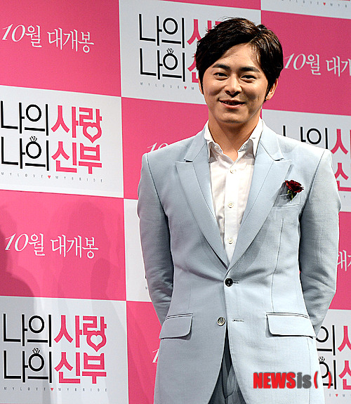 【서울=뉴시스】서재훈 기자 = 1일 오전 서울 압구정 CGV에서 영화 '나의 사랑 나의 신부'의 제작보고회가 열린 가운데 조정석이 포즈를 취하고 있다.&nbsp; 이날 제작발표회에는 임찬상 감독을 비롯해 조정석, 신민아, 라미란, 배성우, 윤정희, 고규필이 참석했다. 2014.09.01.&nbsp; jhseo@nesis.com