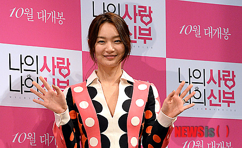 【서울=뉴시스】서재훈 기자 = 1일 오전 서울 압구정 CGV에서 영화 '나의 사랑 나의 신부'의 제작보고회가 열린 가운데 신민아가 포즈를 취하고 있다.&nbsp; 이날 제작발표회에는 임찬상 감독을 비롯해 조정석, 신민아, 라미란, 배성우, 윤정희, 고규필이 참석했다. 2014.09.01.&nbsp; jhseo@nesis.com