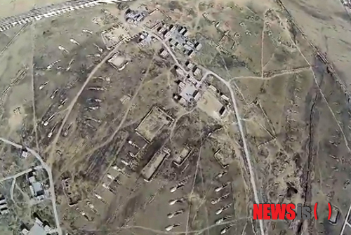 【서울=뉴시스】미국이 전투기와 무인전투기를 동원해 수니파 반군 이슬람국가(IS)에 대해 대규모 폭격에 나선 가운데 IS는 아마존닷컴에서 구입할 수 있는 상업용 무인기로 고공 정찰 작업을 해온 것으로 드러났다. 지난달 30일(현지시간) 허핑턴 포스트는 최근 IS가 유튜브에 게재한 것으로 추정되는 영상이 DJI 팬텀 FC40 무인항공기로 촬영된 것이라면서 군사전문가는 테러리스트 손에 이런 무인기 감시 기술이 들어 간 것을 매우 위험한 일일 수 있다고 경고했다고 전했다. 유튜브 영상을 캡쳐한 시리아 북동부 타브까 공군기지 항공사진. (사진출처: 허핑턴포스트)&nbsp; 