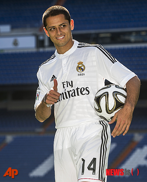 【마드리드(스페인)=AP/뉴시스】'치차리토' 하비에르 에르난데스(26)가 1일(한국시간) 맨체스터 유나이티드(잉글랜드)에서 레알 마드리드(스페인)로 1년 간 임대 이적했다. 사진은 레알 마드리드 유니폼을 입은 에르난데스의 모습.