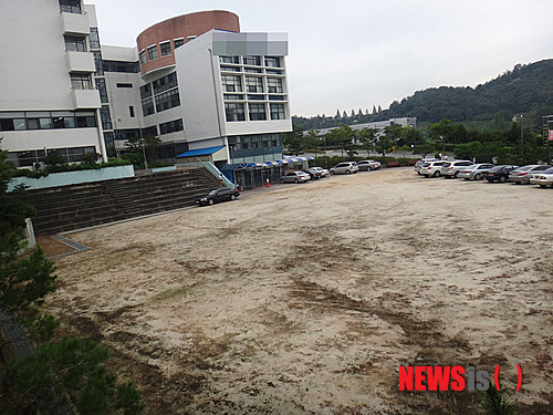 【광주=뉴시스】송창헌 기자 = 학교운동장이 갈수록 좁아지면서 광주·전남에서만 100m 달리기를 할 수 없는 학교가 700곳에 육박한다고 광주·전남교육청이 2일 밝혔다. 사진은 광주의 한 고등학교로, 직선거리가 짧아 50m 달리기 조차 어려운 형편이다. 2014.09.02 (사진=광주시교육청 제공)&nbsp; goodchang@newsis.com