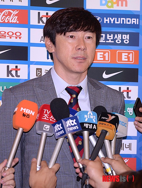 【고양=뉴시스】김인철 기자 = 오는 5일과 8일 각각 베네수엘라, 우루과이와 평가전을 치르는 축구 국가대표팀 신태용 코치가 2일 오전 경기도 고양시 일산 엠블호텔 킨텍스로 소집, 취재진과 인터뷰를 하고 있다. 2014.09.02. yatoya@newsis.com