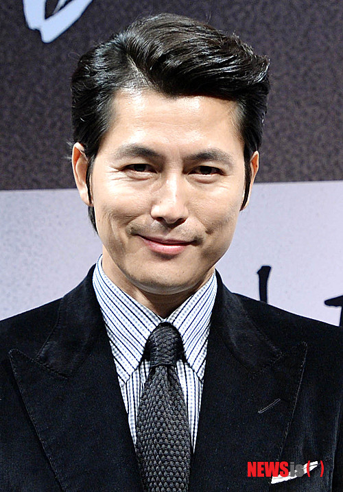【서울=뉴시스】박문호 기자 = 배우 정우성이 2일 오전 서울 CGV 압구정에서 열린 영화 ‘마담 뺑덕’(감독 임필설) 제작보고회에서 포즈를 취하고 있다.&nbsp; 고전 ‘심청전’을 재해석한 ‘마담 뺑덕’은 한 남자와 그를 사랑한 여자 그리고 그의 딸 사이를 집요하게 휘감는 사랑과 욕망, 집착의 치정 멜로물이다. 2014.09.02.&nbsp; go2@newsis.com 