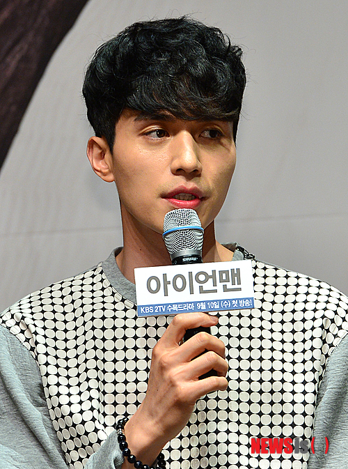 【서울=뉴시스】조종원 기자 = 2일 오후 서울 강남구 더 라움에서 열린 KBS 2TV 새 수목드라마 '아이언맨' 제작발표회에서 배우 이동욱이 인사말을 하고 있다.&nbsp;&nbsp; KBS 2TV 새 수목드라마 '아이언맨'은 지워지지 않는 첫사랑의 쓰라린 상처를 안고 사는 주홍빈(배우 이동욱)과 '주홍빈'의 칼날을 따듯하게 보듬을 수 있는 유일한 여자 손세동(배우 신세경)이 사랑을 키워가는 판타지 멜로물이며 ‘조선총잡이’ 후속으로 오는 10일 첫 방송될 예정이다. 2014.09.02.&nbsp;&nbsp; choswat@newsis.com