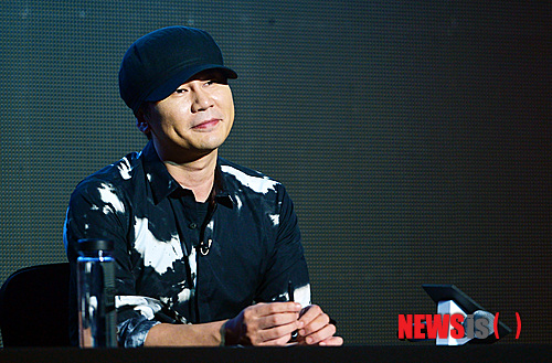 【서울=뉴시스】강진형 기자 = 양현석 YG엔터테인먼트 대표가 2일 오후 서울 영등포구 여의도동 콘래드 호텔 그랜드볼룸에서 열린 YG 보이그룹 선발 프로젝트 ‘MIX&MATCH' 제작발표회에 참석해 취재진에게 질문을 받고 있다. 2014.09.02.&nbsp; marrymero@newsis.com