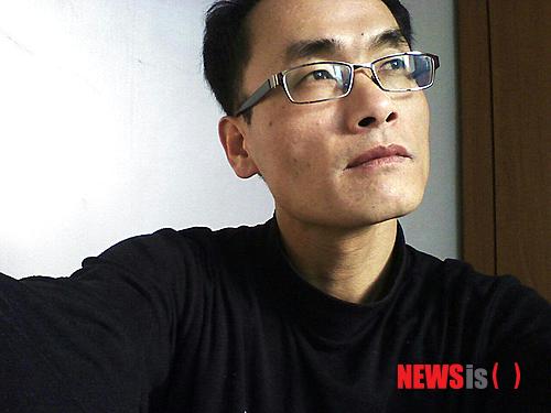 【의령=뉴시스】김기진 기자 = 2일 의령 천강문학상운영위원회(위원장 오영호 의령군수)는 제6회 천강문학상 수상자를 발표했다. 사진은 소설부문 대상을 수상한 전북 익산 이경호 씨(늑대를 기다리며). 2014.09.03. (사진= 의령군 제공)&nbsp;&nbsp; sky@newsis.com