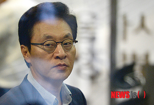 【서울=뉴시스】박문호 기자 = 억대의 불법정치자금 혐의로 기소된 정두언 새누리당 의원이 3일 오전 서울 서초중앙로 서울고등법원에서 열리는 파기환송심 1회 공판에 출석하고 있다.&nbsp; 2012년 9월 임석 전 솔로몬저축은행 회장으로부터 1억4000만원의 불법 정치자금을 받고, 이명박 전 대통령의 친형인 이상득 전 의원(79)이 솔로몬저축은행에서 3억원을 받는데 공모한 혐의로 기소된 정 의원에 대해 대법원은 지난 6월 "유일한 증거인 임 전 회장의 진술은 신빙성이 없다"며 원심을 깨고 무죄 취지로 사건을 서울고법으로 돌려보냈다. 2014.09.03.&nbsp; go2@newsis.com 