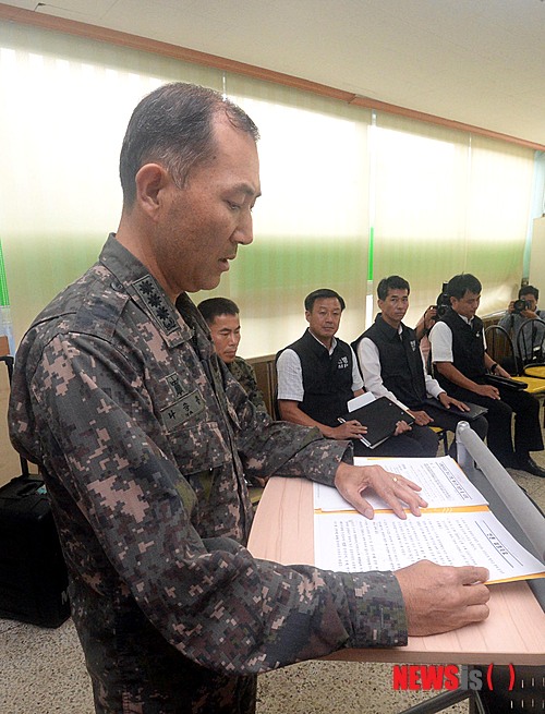 【대전=뉴시스】함형서 기자 = 지난 2일 밤 10시 40분경 충북 증평군 제13 공수특전여단 예하 부대에서 포로체험 훈련을 하던 특전사 하사 2명이 숨지고 1명이 다친 가운데 3일 오전 대전 자운대 대전병원에서 군 관계자가 브리핑을 하고 있다. 2014.09.03. foodwork23@newsis.com